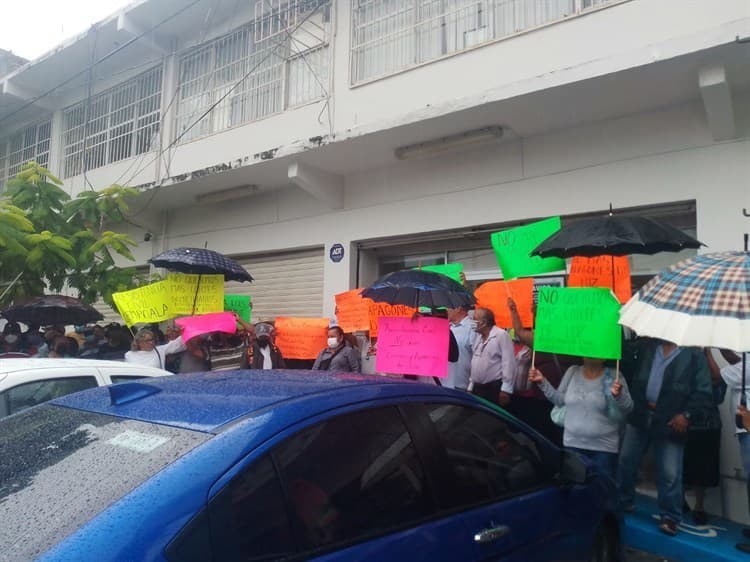 Por apagones constantes, se manifiestan en oficinas de CFE en Cardel