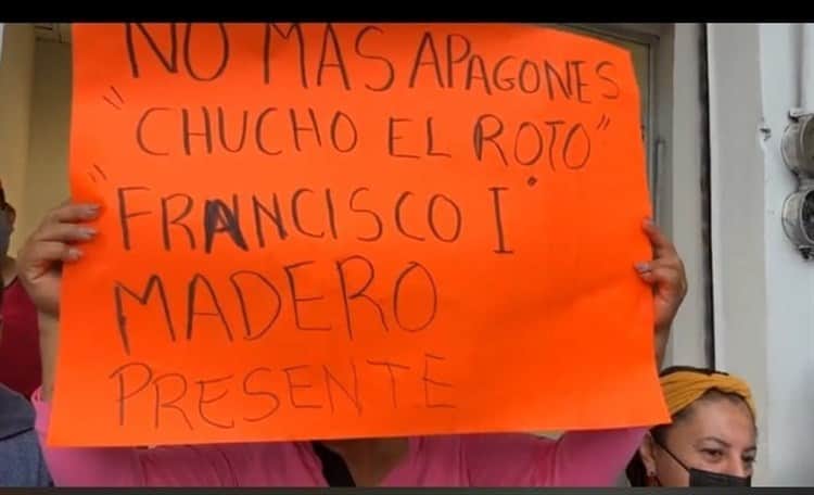 Por apagones constantes, se manifiestan en oficinas de CFE en Cardel