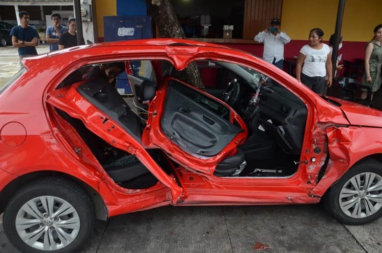 Video: Rescatan a mujer que quedó atrapada en su vehículo tras accidente en Veracruz