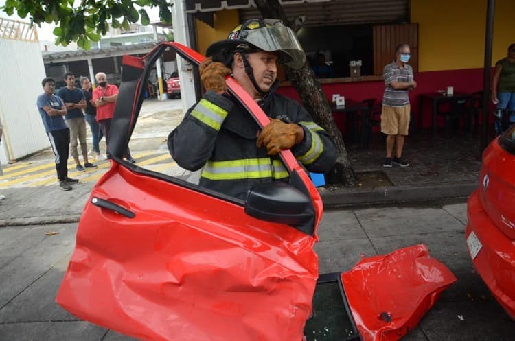 Video: Rescatan a mujer que quedó atrapada en su vehículo tras accidente en Veracruz