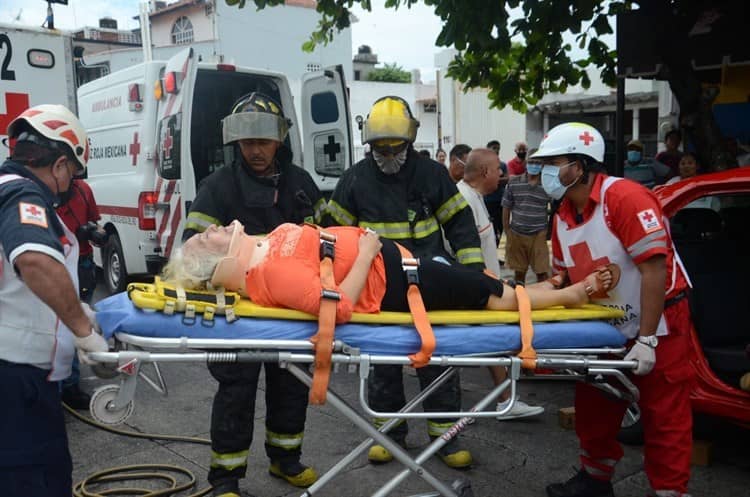 Video: Rescatan a mujer que quedó atrapada en su vehículo tras accidente en Veracruz