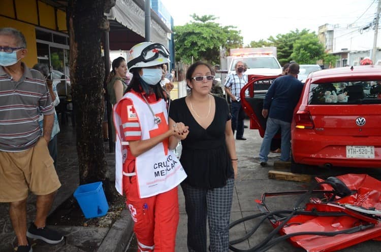 Video: Rescatan a mujer que quedó atrapada en su vehículo tras accidente en Veracruz