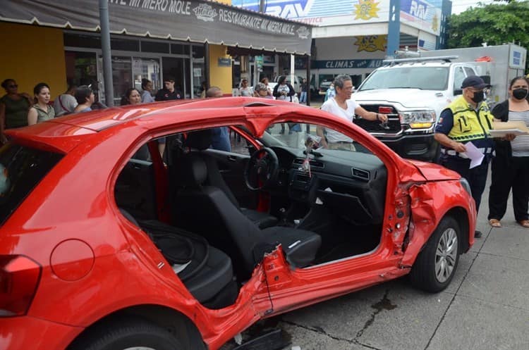 Video: Rescatan a mujer que quedó atrapada en su vehículo tras accidente en Veracruz