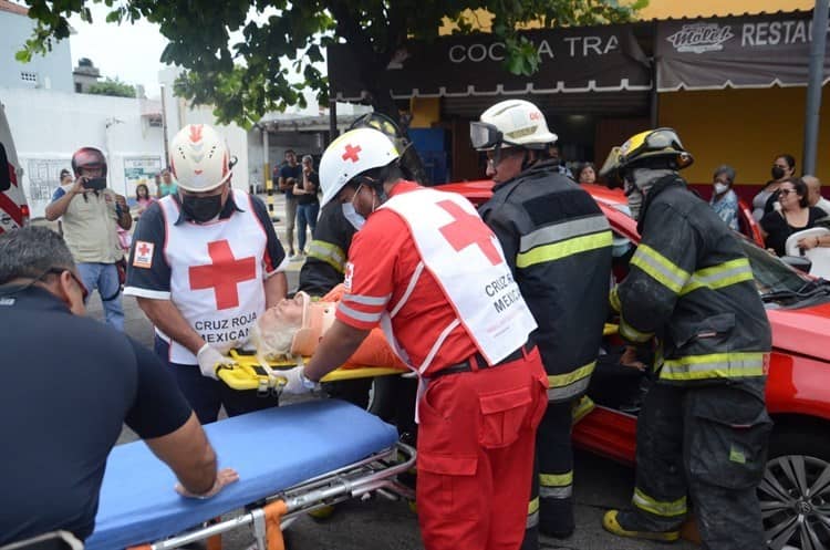 Video: Rescatan a mujer que quedó atrapada en su vehículo tras accidente en Veracruz