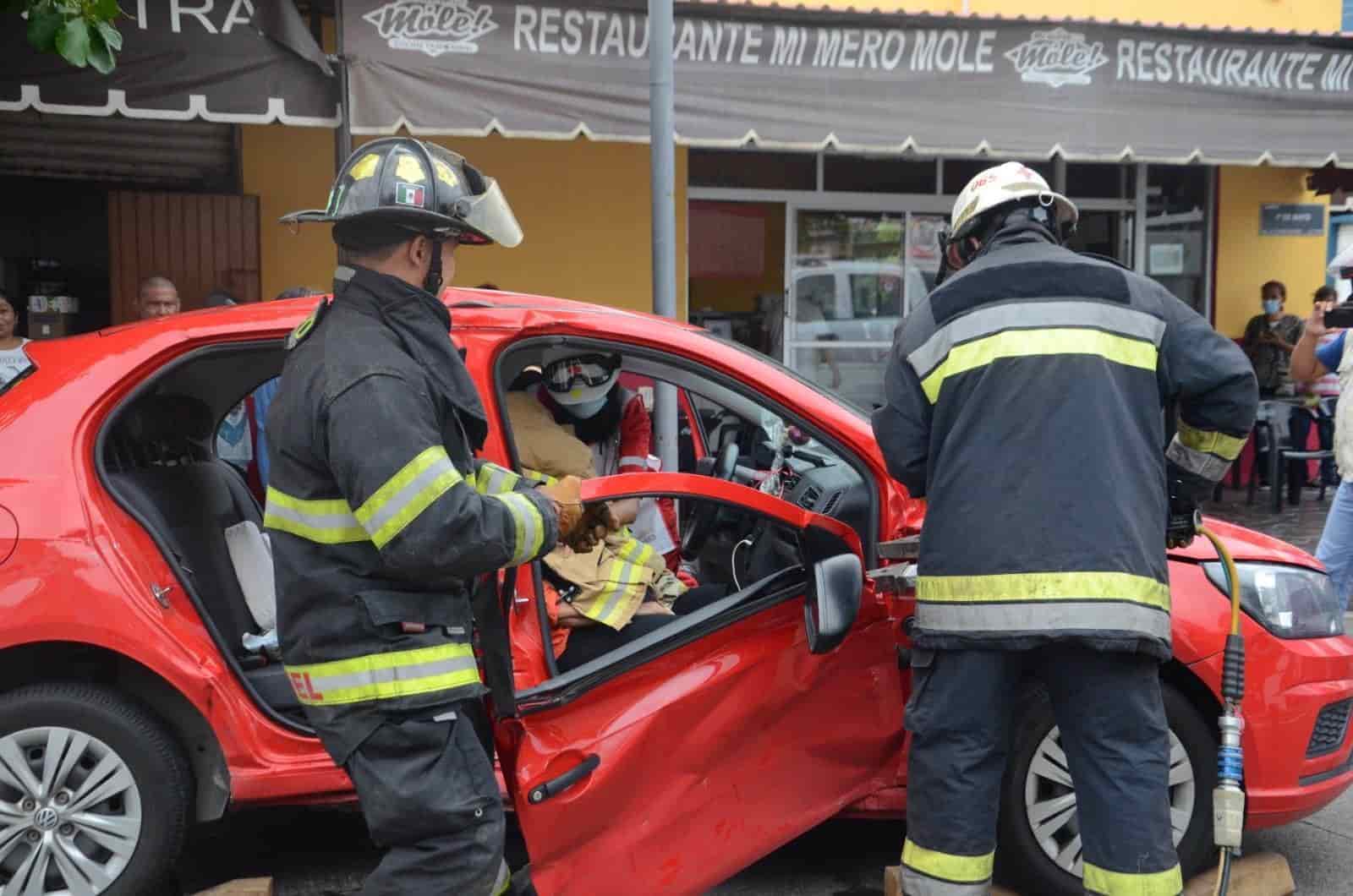 Video: Rescatan a mujer que quedó atrapada en su vehículo tras accidente en Veracruz