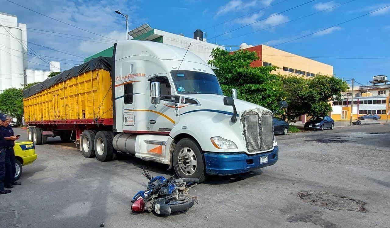 Tracto camión impacta a padre e hijo en calles céntricas de Veracruz