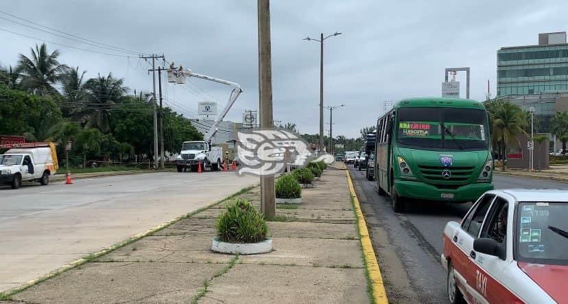 CFE sustituye poste y genera caos vehicular en la avenida Universidad