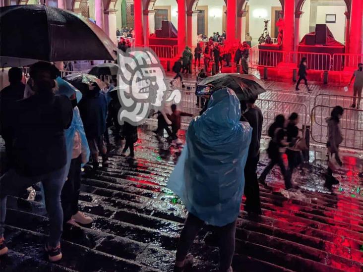 ¡Ni la lluvia los aplaca! Xalapeños disfrutan fiestas patrias