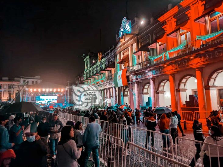 ¡Ni la lluvia los aplaca! Xalapeños disfrutan fiestas patrias