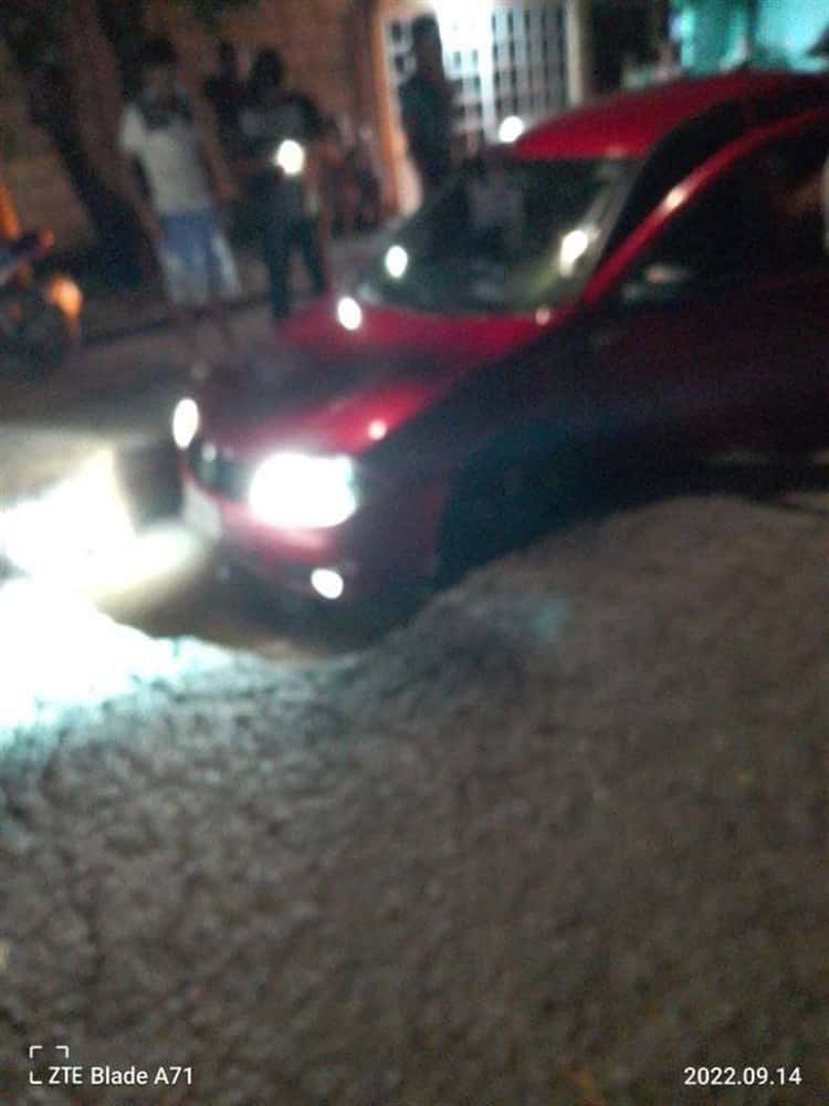 Auto cae en enorme bache en fraccionamiento Campanario en Veracruz