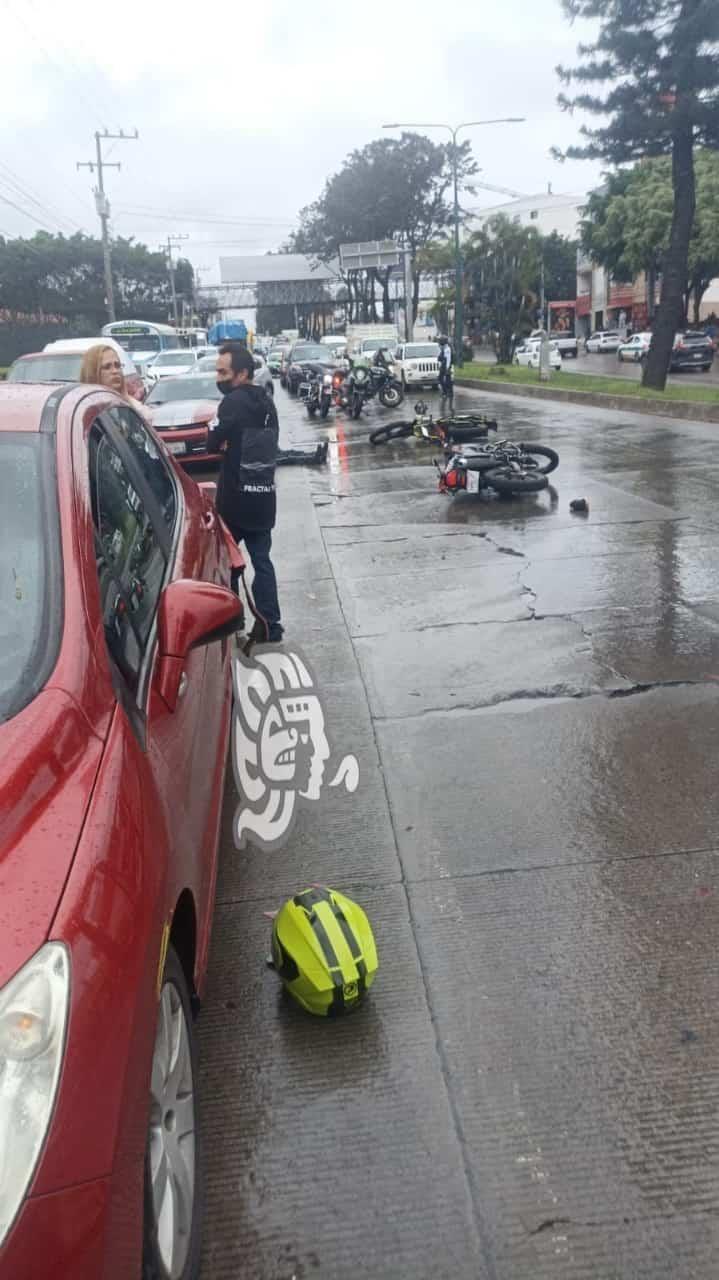 Colisionan motociclistas y autos en la Lázaro Cárdenas de Xalapa