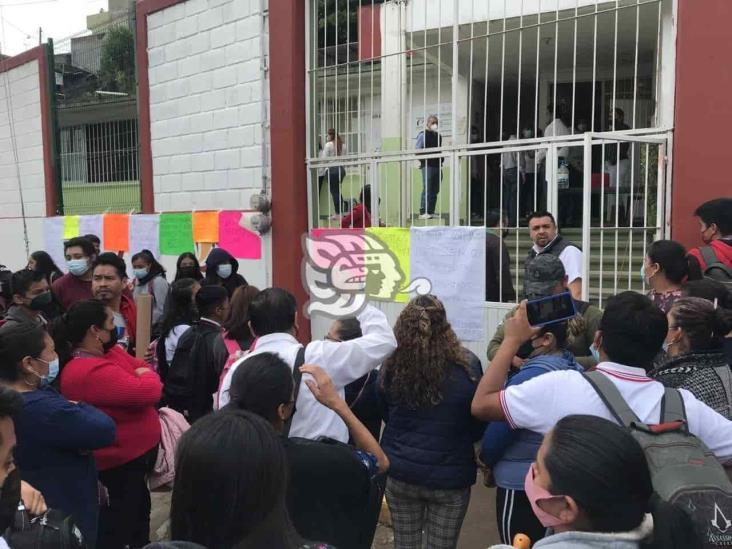 Protestan por destitución de directora en TEBA de San Andrés Tlalnelhuayocan