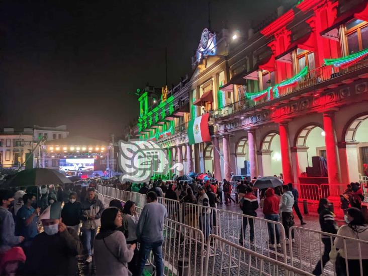 ¡Ni la lluvia los aplaca! Xalapeños disfrutan fiestas patrias