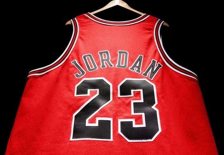 ¡A un lado, Maradona! Jersey de Michael Jordan rompe récord en subasta