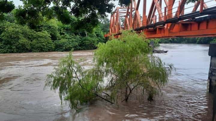 Habilitan 12 albergues en Medellín de Bravo ante crecida de rio Cotaxtla: alcalde