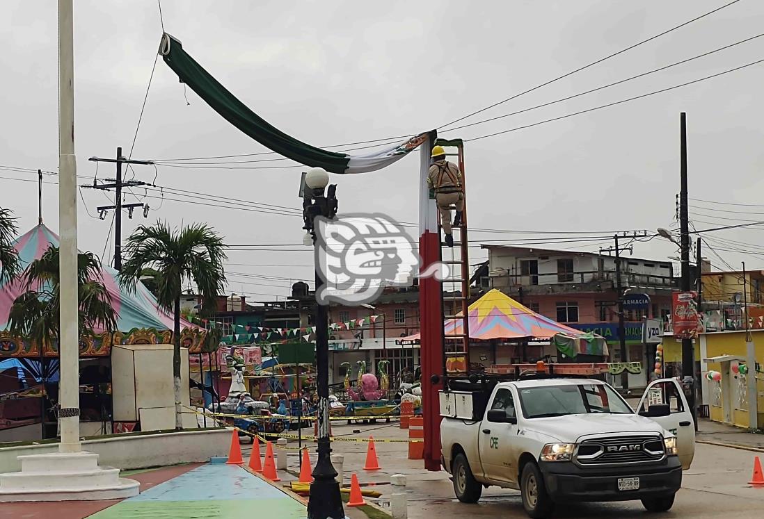 Bandera en cableado eléctrico tras fuerte viento en Villa Cuichapa(+Video)