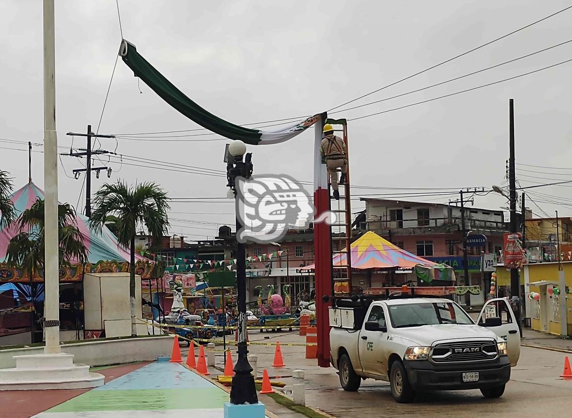 Bandera en cableado eléctrico tras fuerte viento en Villa Cuichapa(+Video)