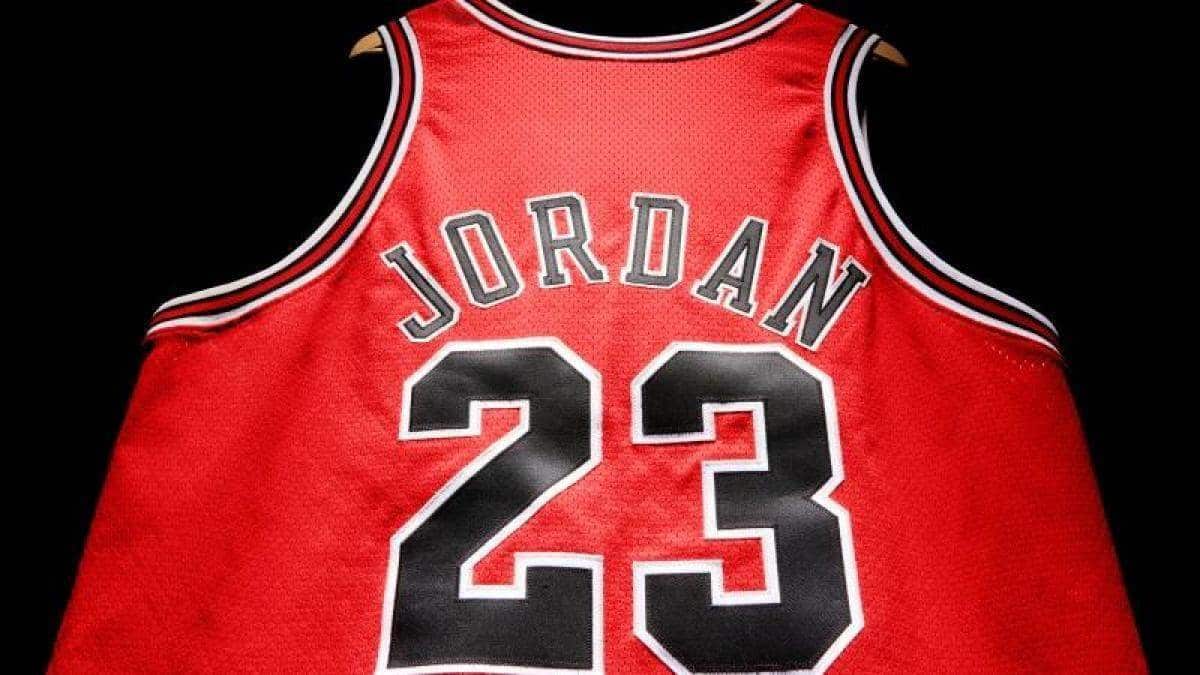 En cifra récord venden playera de Jordan