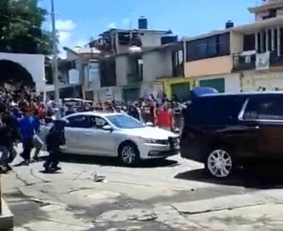 Corren a pedradas a alcaldesa de municipio en Puebla por derrumbe de tanque de agua