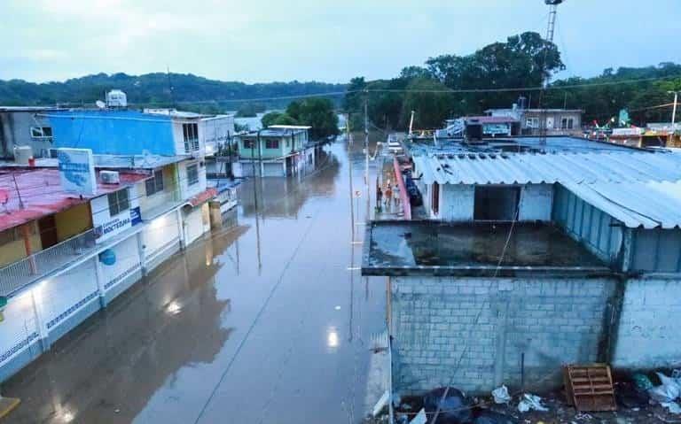 Comienza a descender el nivel del río Cotaxtla tras desbordarse: PC