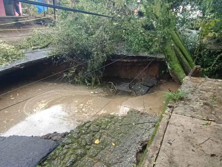 Desalojan a familias en Atzacan; viviendas podrían caer por socavón