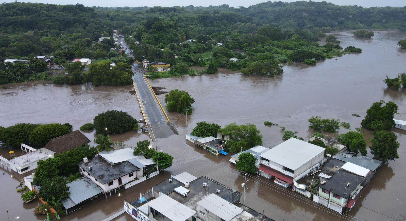 871 casas inundadas y 146 comunidades incomunicadas por lluvias en Veracruz