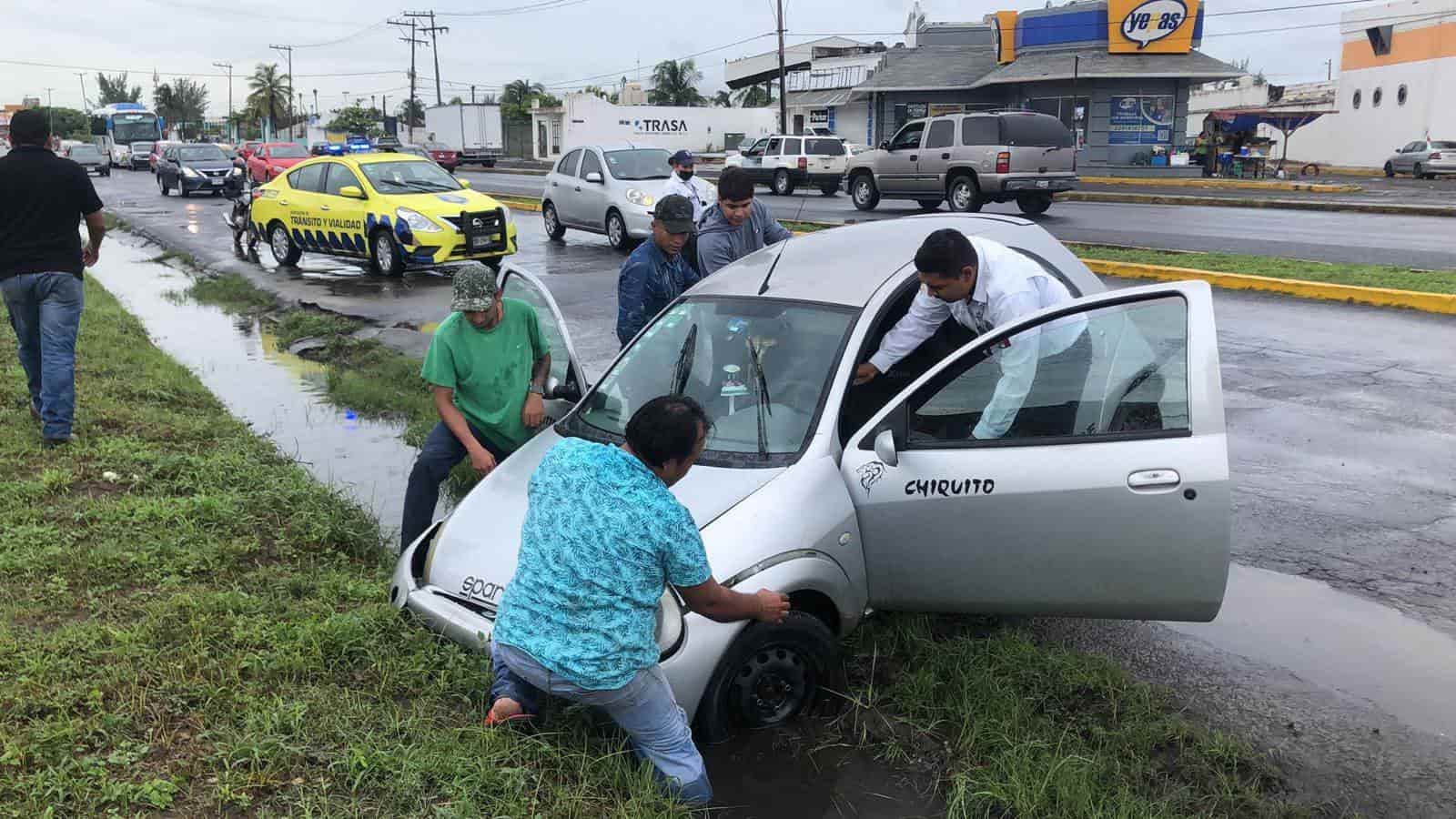 Auto se atora sobre cuneta en avenida Cuauhtémoc (+Video)