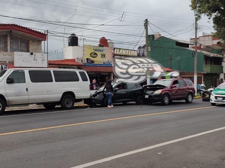 Camioneta choca contra vehículo estacionado en avenida de Xalapa