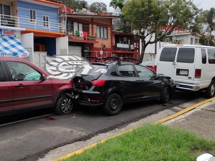 Camioneta choca contra vehículo estacionado en avenida de Xalapa