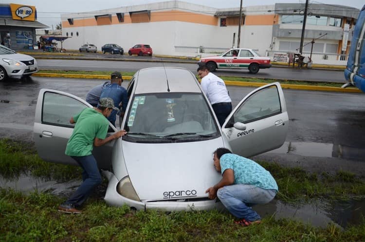 Auto se atora sobre cuneta en avenida Cuauhtémoc (+Video)