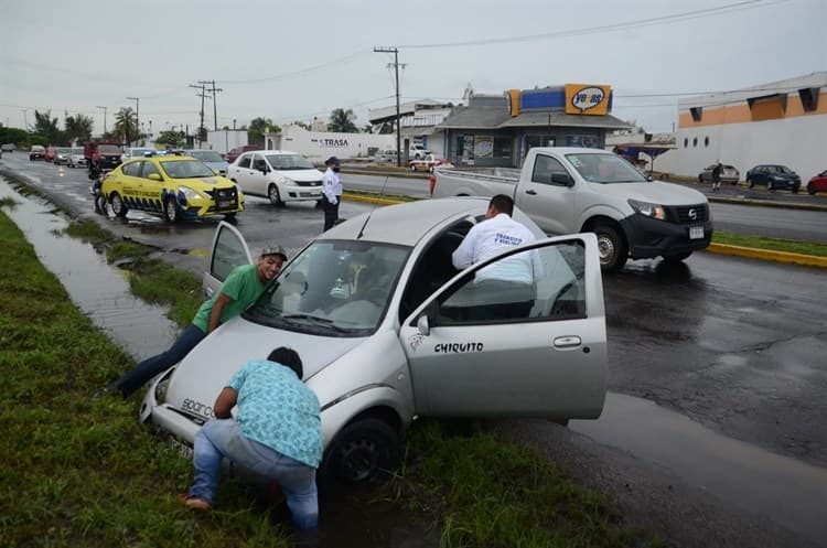 Auto se atora sobre cuneta en avenida Cuauhtémoc (+Video)