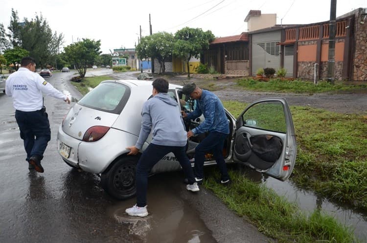 Auto se atora sobre cuneta en avenida Cuauhtémoc (+Video)