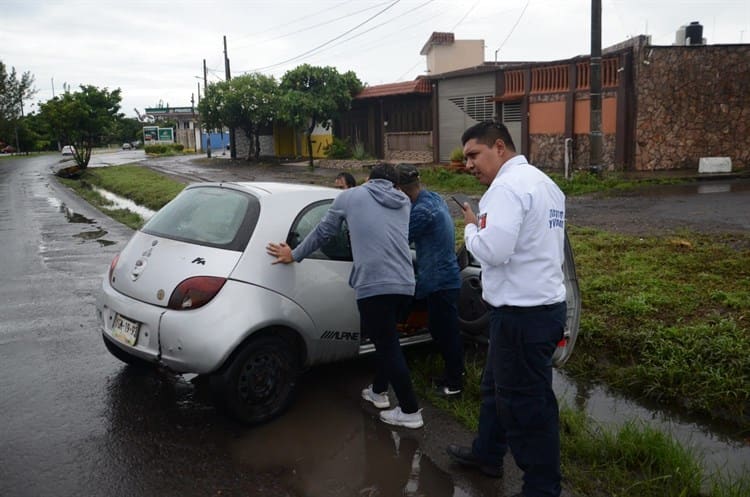 Auto se atora sobre cuneta en avenida Cuauhtémoc (+Video)