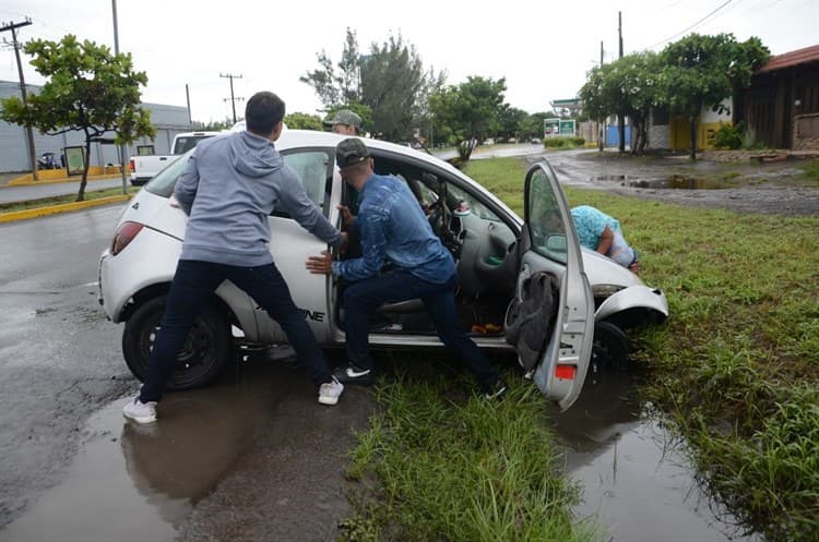 Auto se atora sobre cuneta en avenida Cuauhtémoc (+Video)