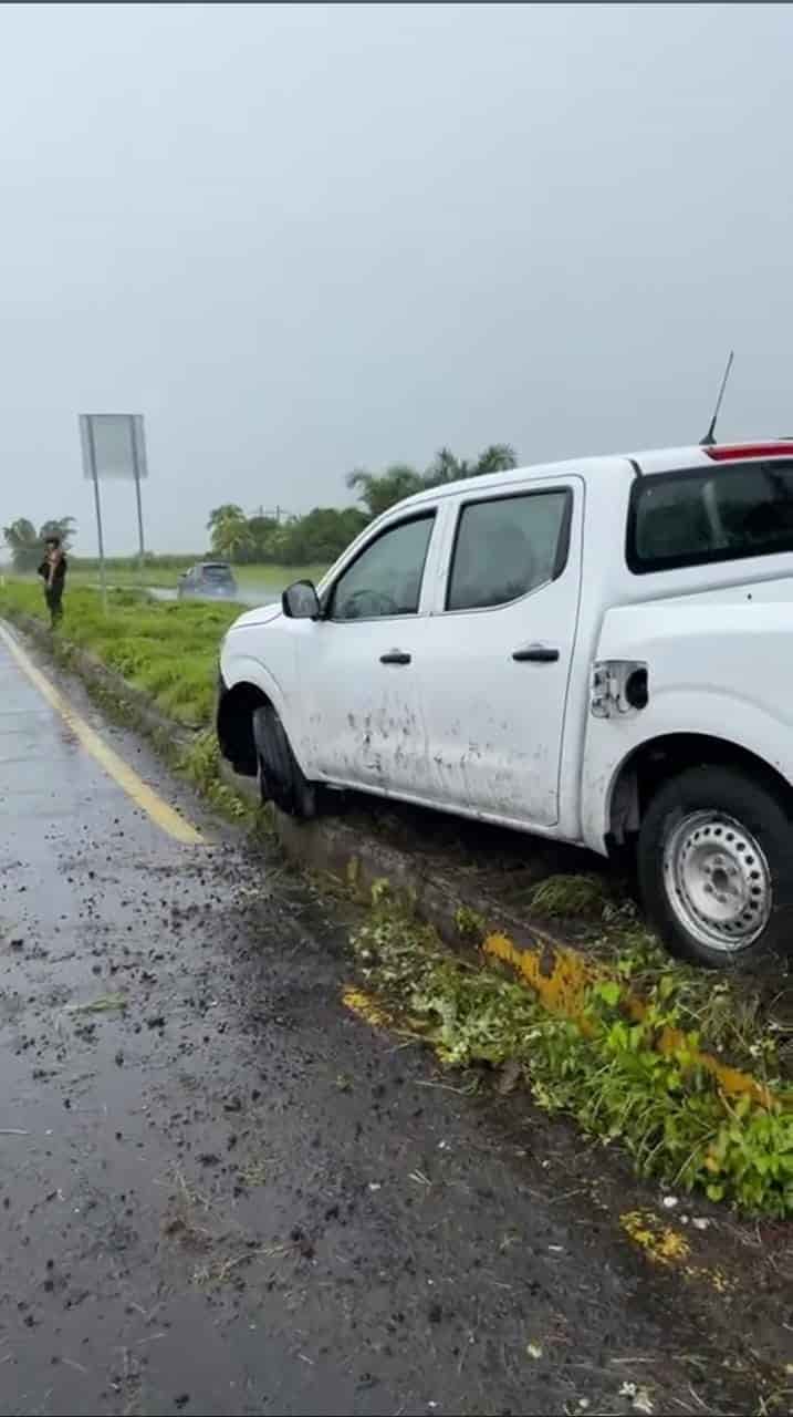 Automovilista pierde el control y choca contra camellón en Úrsulo Galván