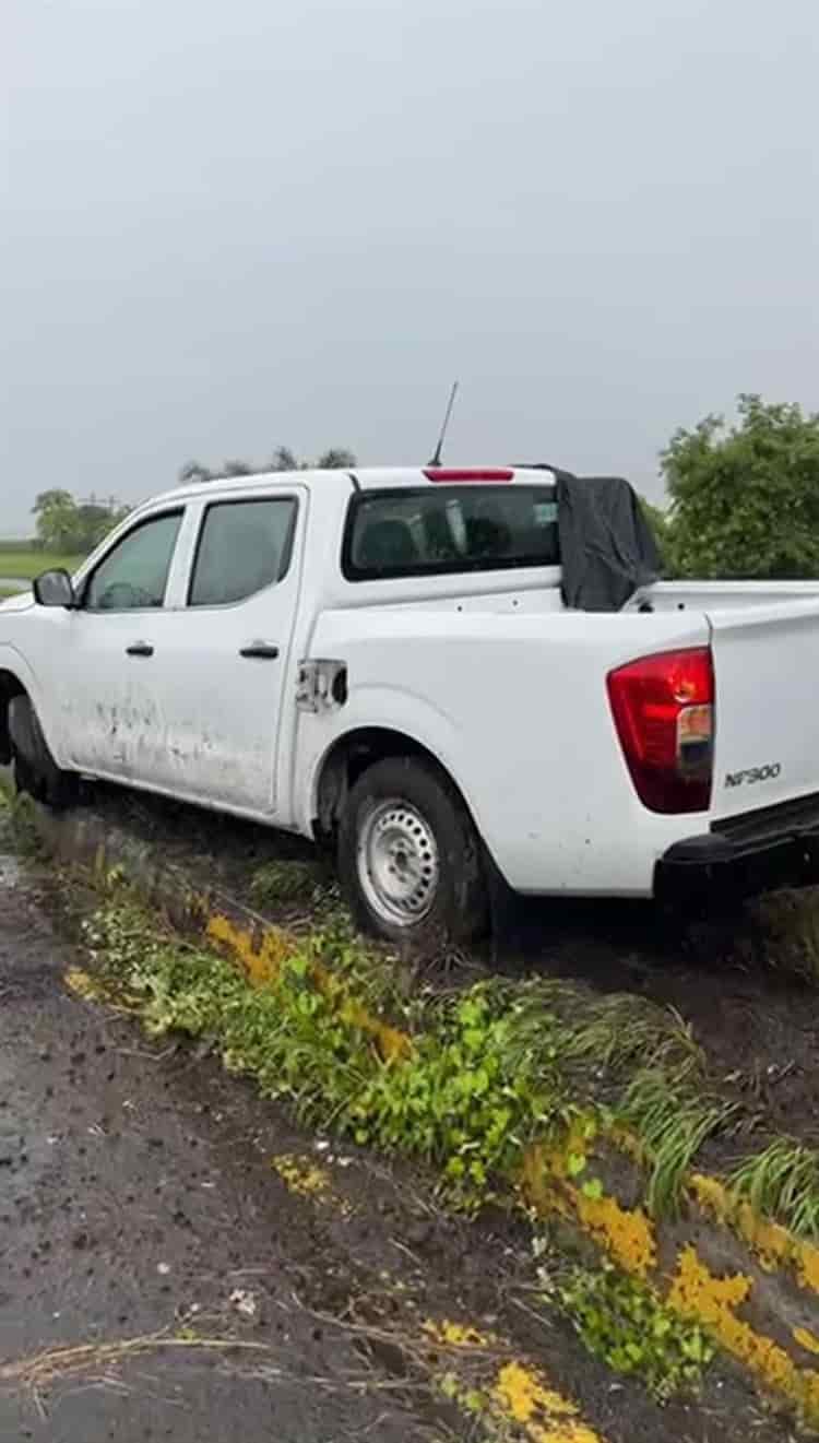 Automovilista pierde el control y choca contra camellón en Úrsulo Galván