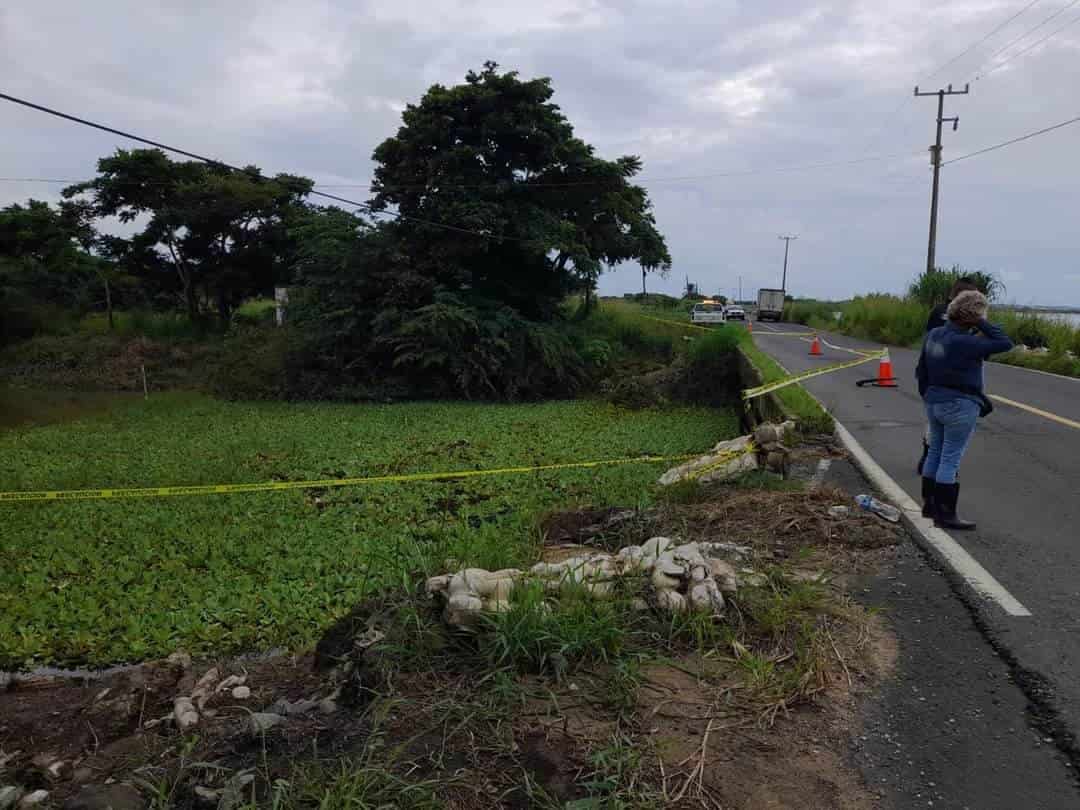 Hallan cuerpo flotando en la compuerta de Tlacotalpan; resultó ser un delincuente