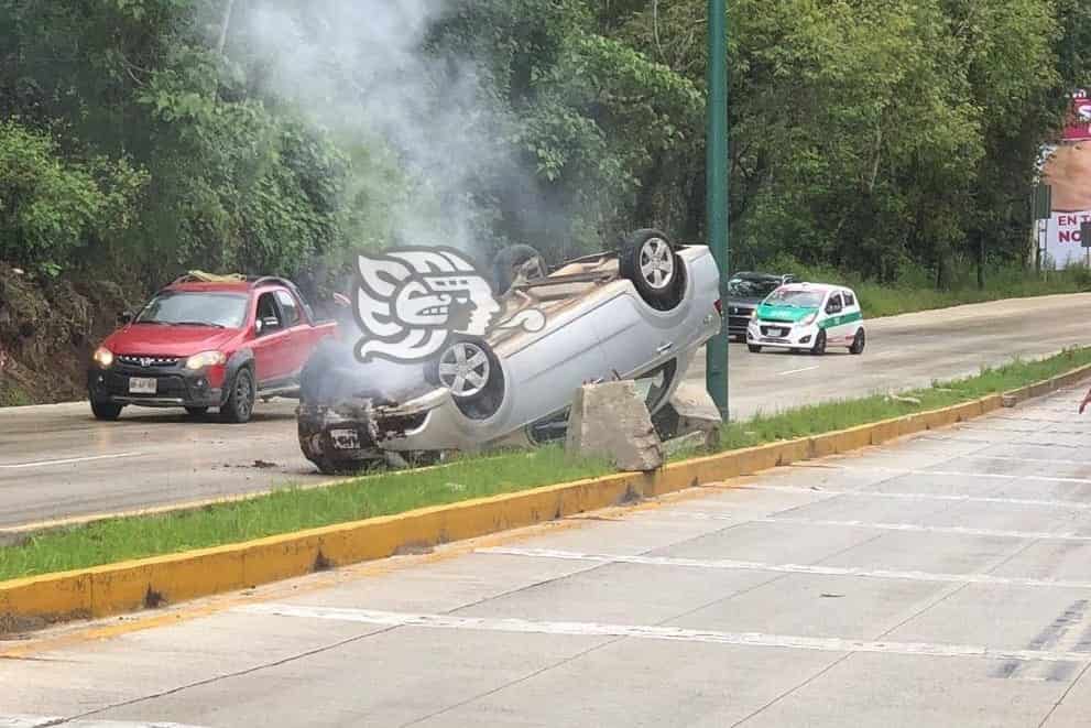 Auto termina volcado sobre bulevar Xalapa-Coatepec