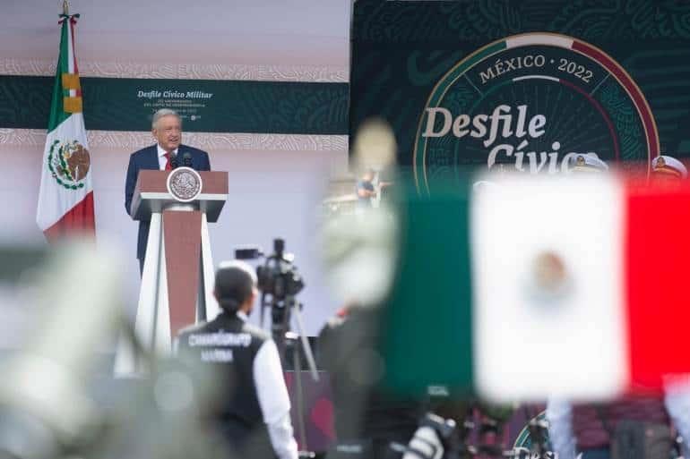 AMLO propone tregua por la paz en desfile del 212 Aniversario de la Independencia