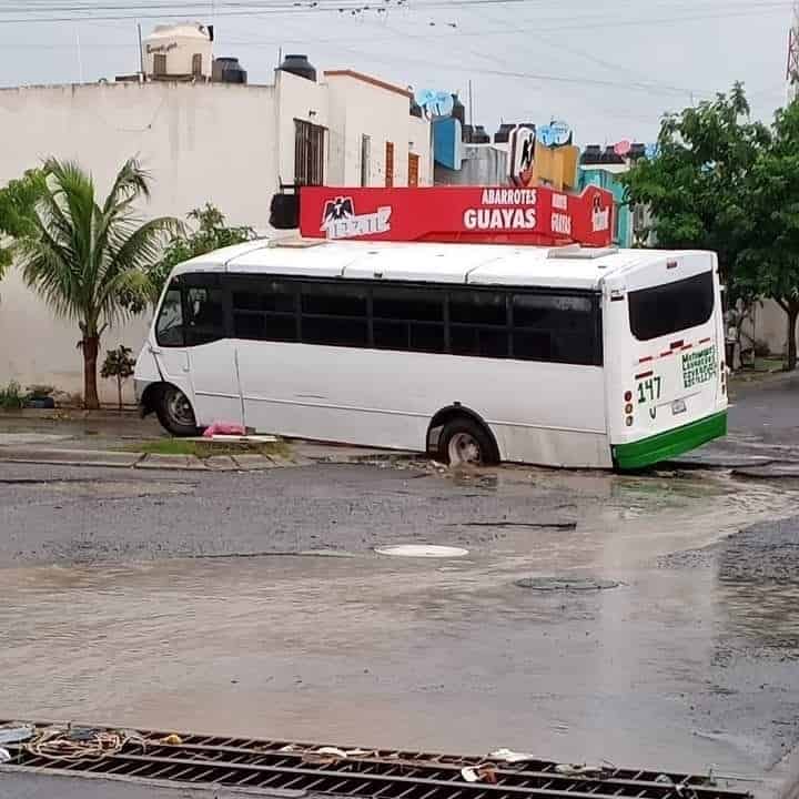 Camión urbano cae a socavón que se formó con las lluvias en Veracruz