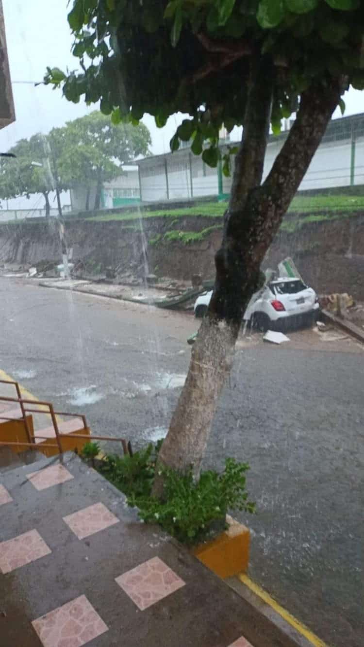 Fuertes lluvias derriban barda de escuela y techo de hospital en Alvarado