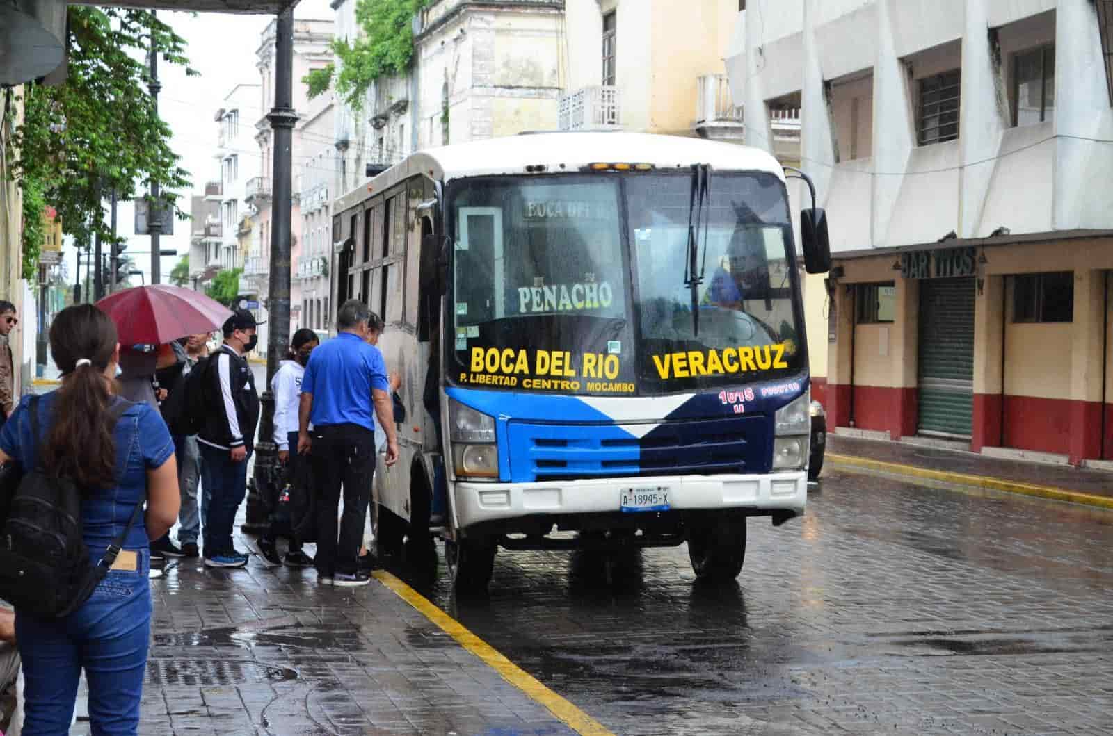 Hasta media hora tardaron en pasar camiones en Veracruz por feriado nacional