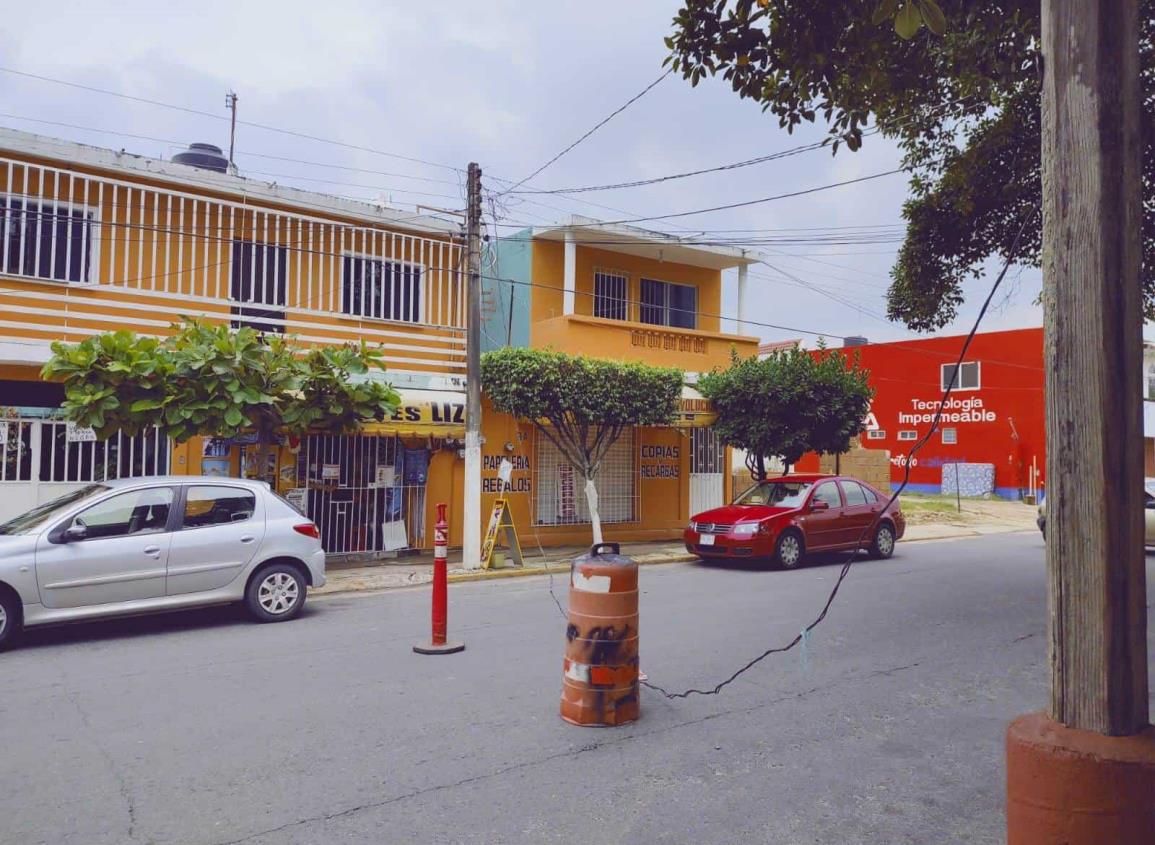 Camión revienta cables y deja sin luz a colonia de Nanchital