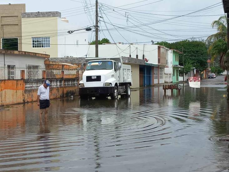 Vecinos de colonia en Boca del Río inundados por constante lluvia