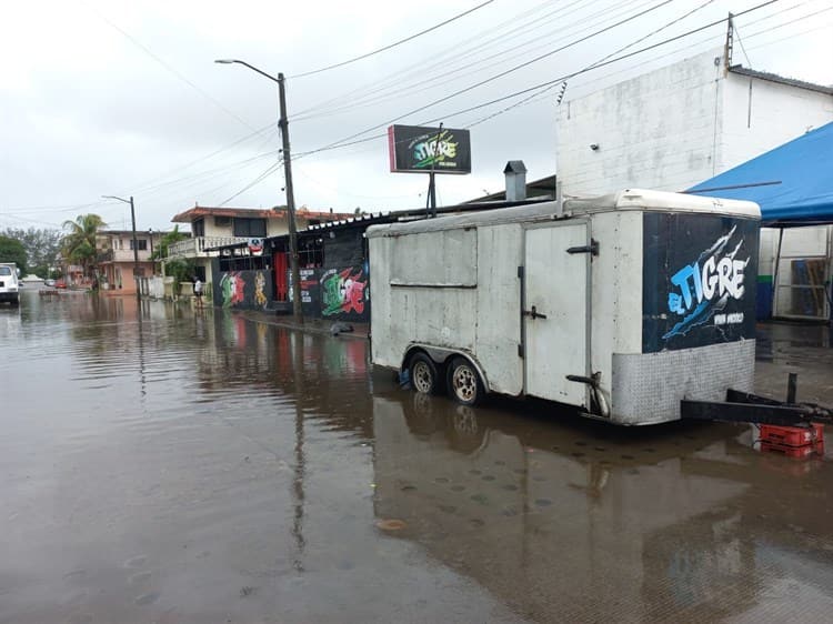 Vecinos de colonia en Boca del Río inundados por constante lluvia