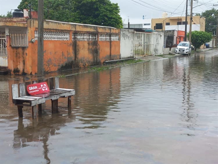 Vecinos de colonia en Boca del Río inundados por constante lluvia