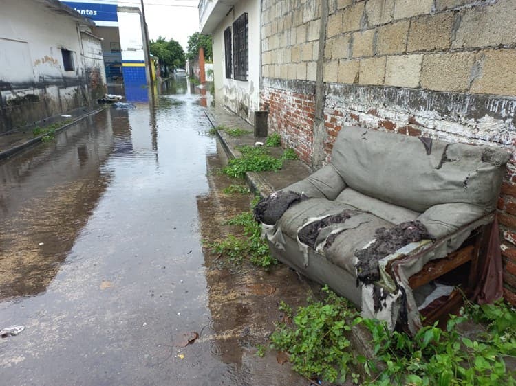 Vecinos de colonia en Boca del Río inundados por constante lluvia