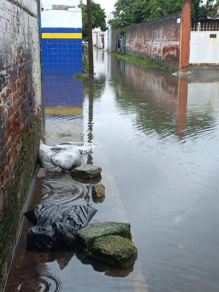 Vecinos de colonia en Boca del Río inundados por constante lluvia