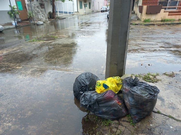 Vecinos de colonia en Boca del Río inundados por constante lluvia