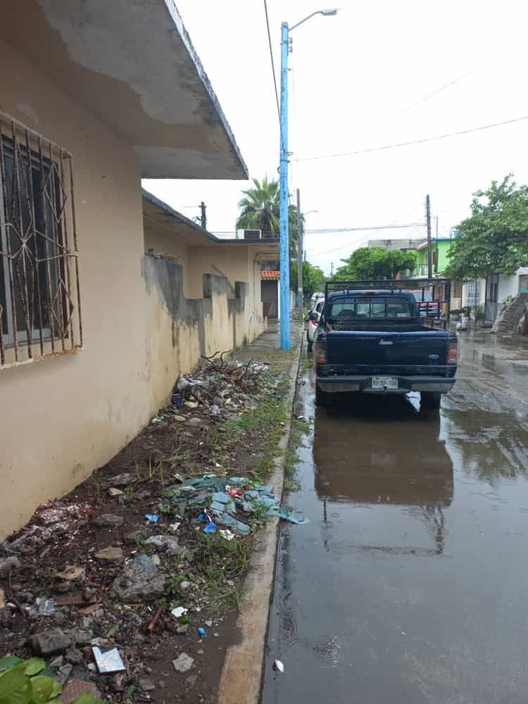 Vecinos de colonia en Boca del Río inundados por constante lluvia